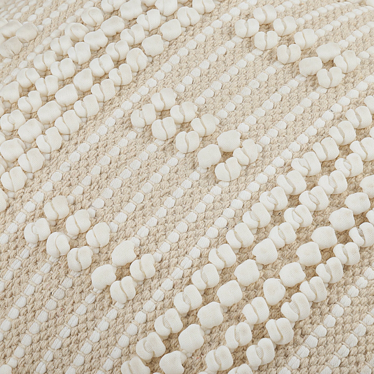 Nahaufnahme der plastischen Webstruktur der Kissenhülle Ivory Grid