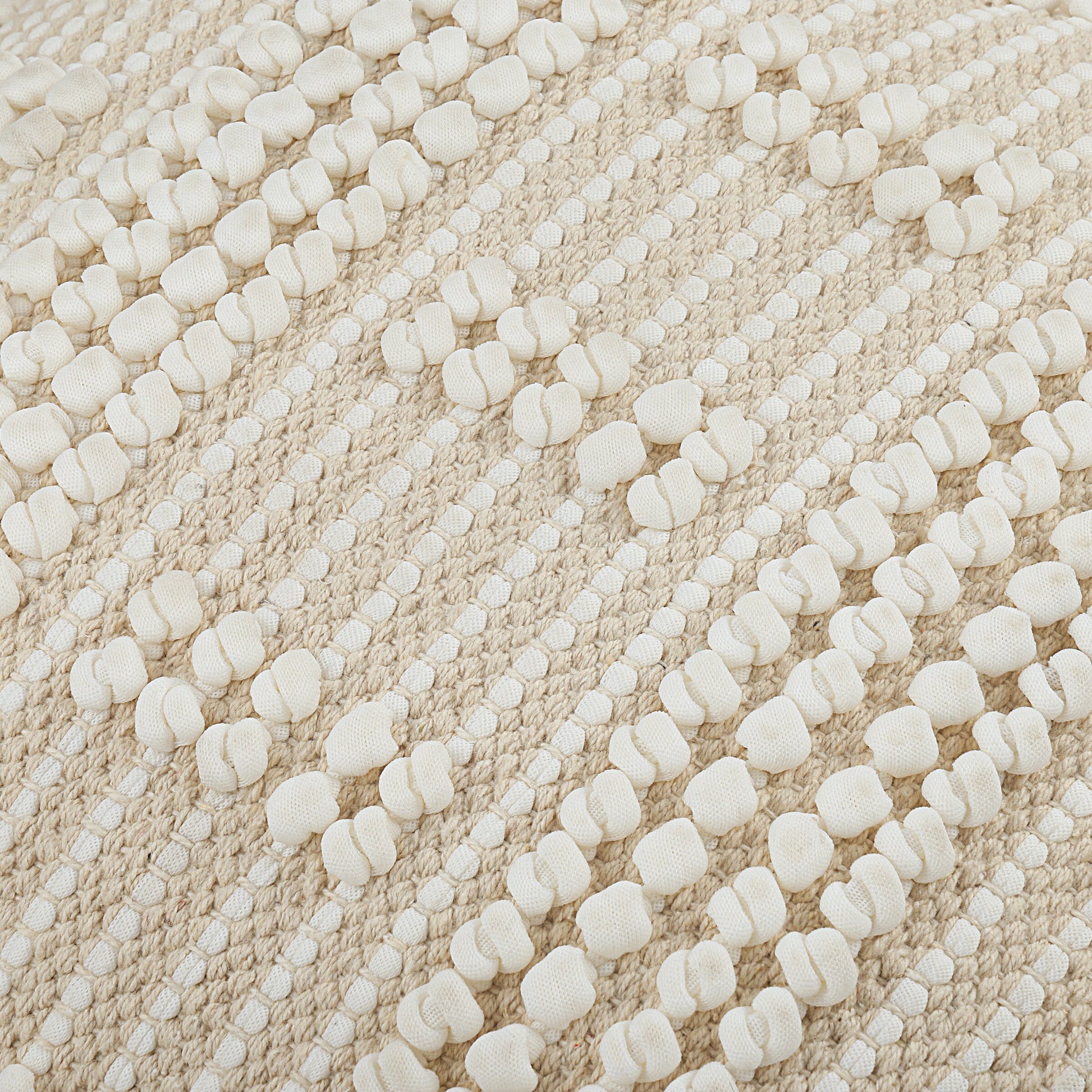 Nahaufnahme der plastischen Webstruktur der Kissenhülle Ivory Grid