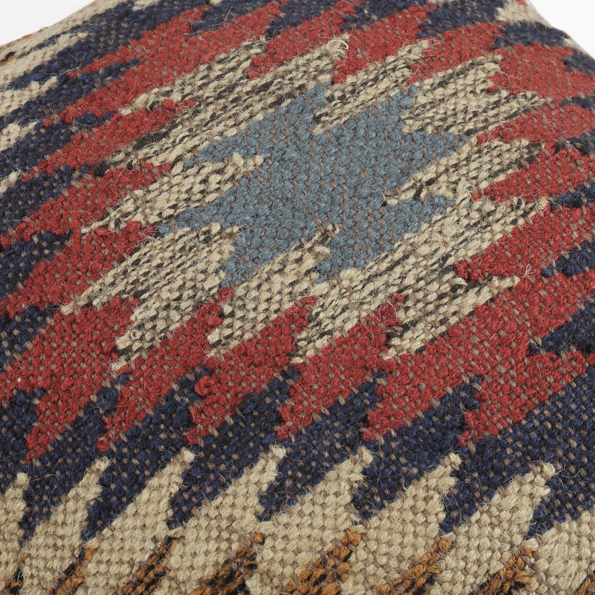 Nahaufnahme der strukturierten Oberfläche der Kissenhülle Kilim Ember