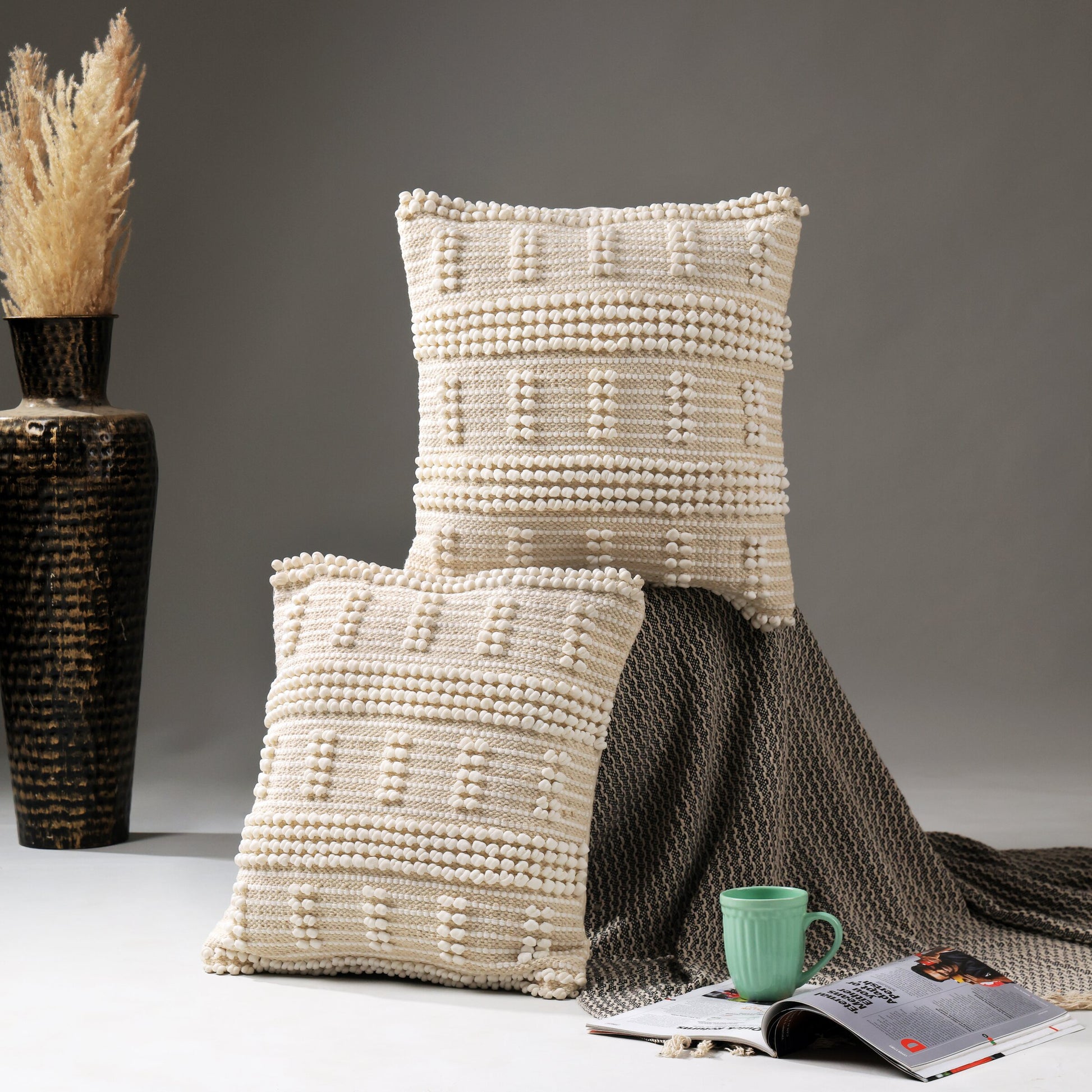 Kissenhülle Ivory Grid in Creme dekorativ im Wohnbereich arrangiert