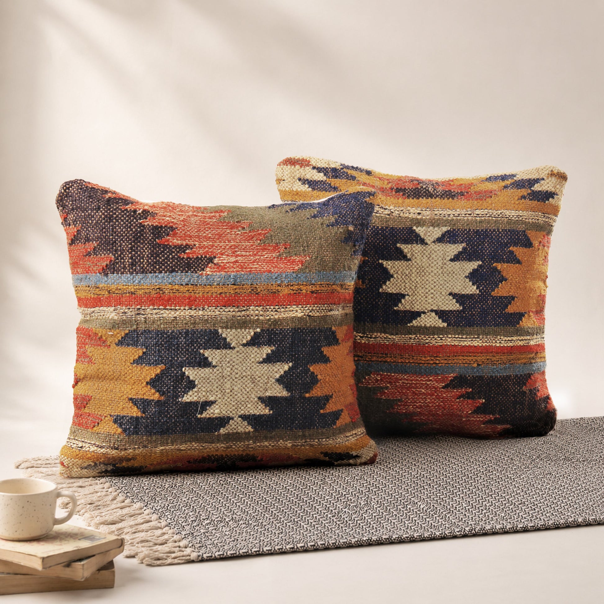 Kissenhülle Kilim Desert mit geometrischem Muster im Wohnbereich arrangiert