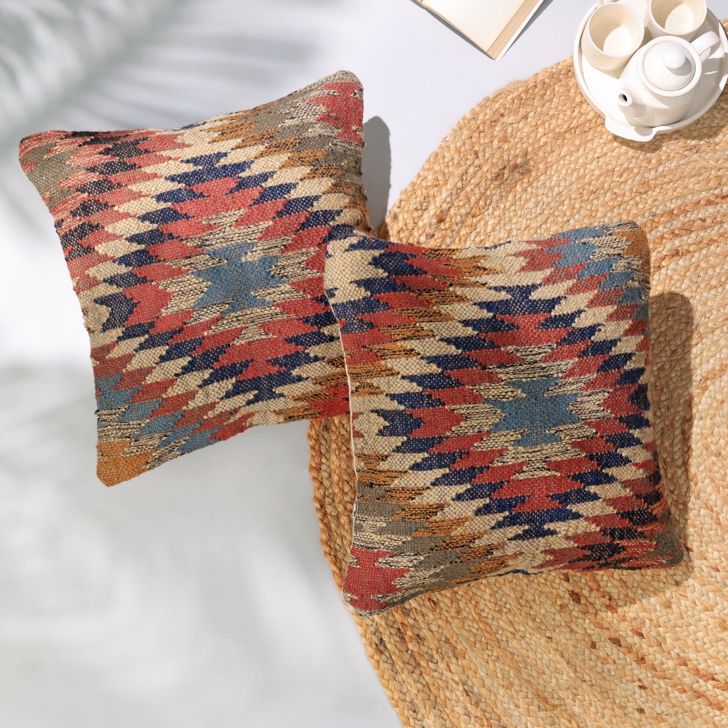 Kissenhülle Kilim Ember in warmen Farben dekorativ im Wohnbereich arrangiert